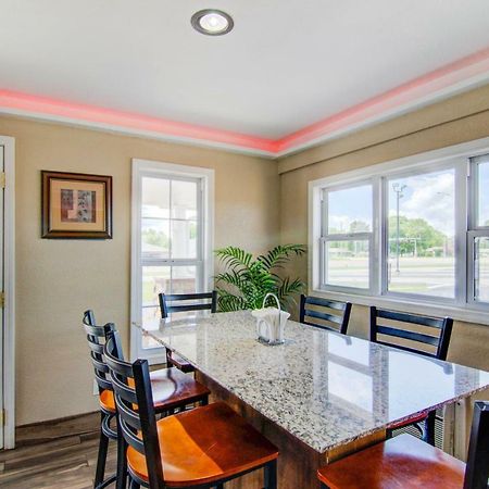 Westbridge Inn & Suites Clinton Bagian luar foto