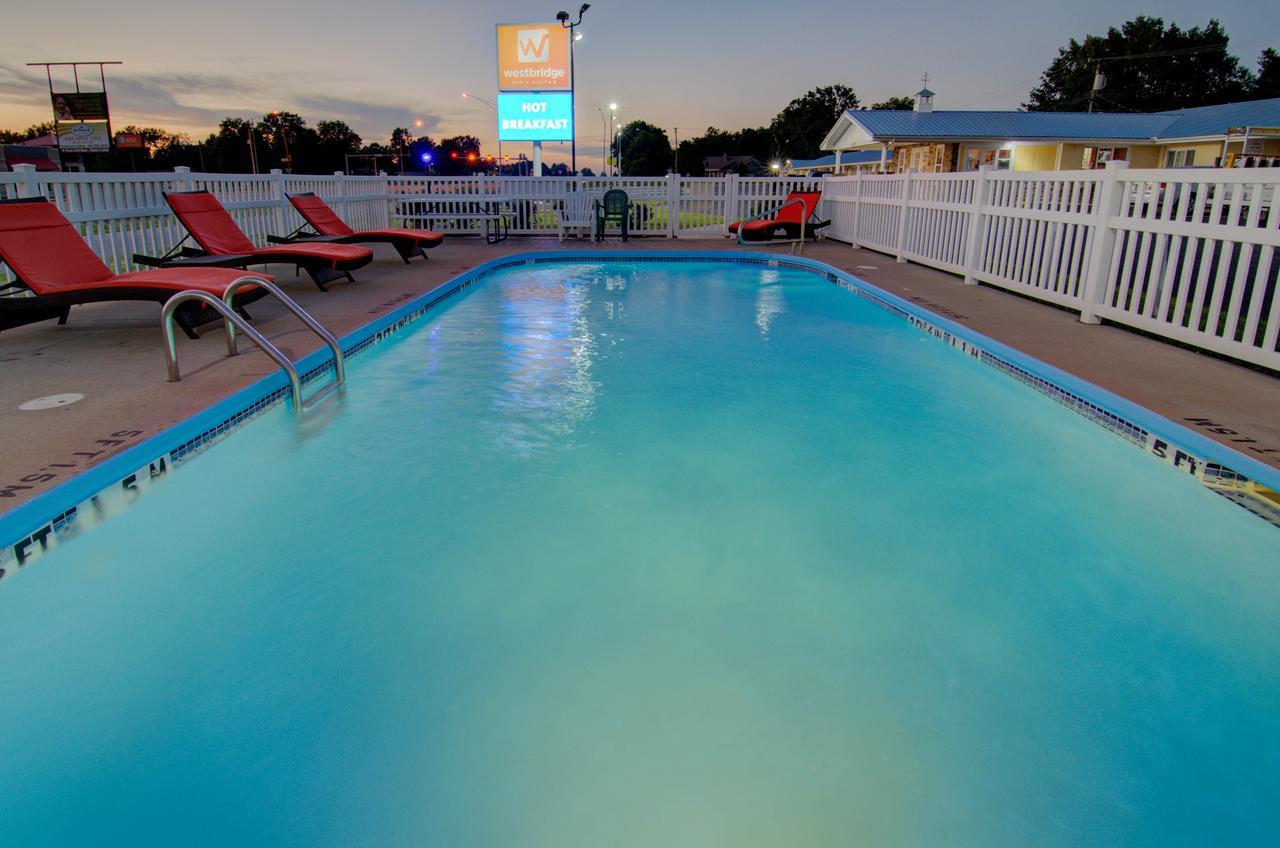 Westbridge Inn & Suites Clinton Bagian luar foto